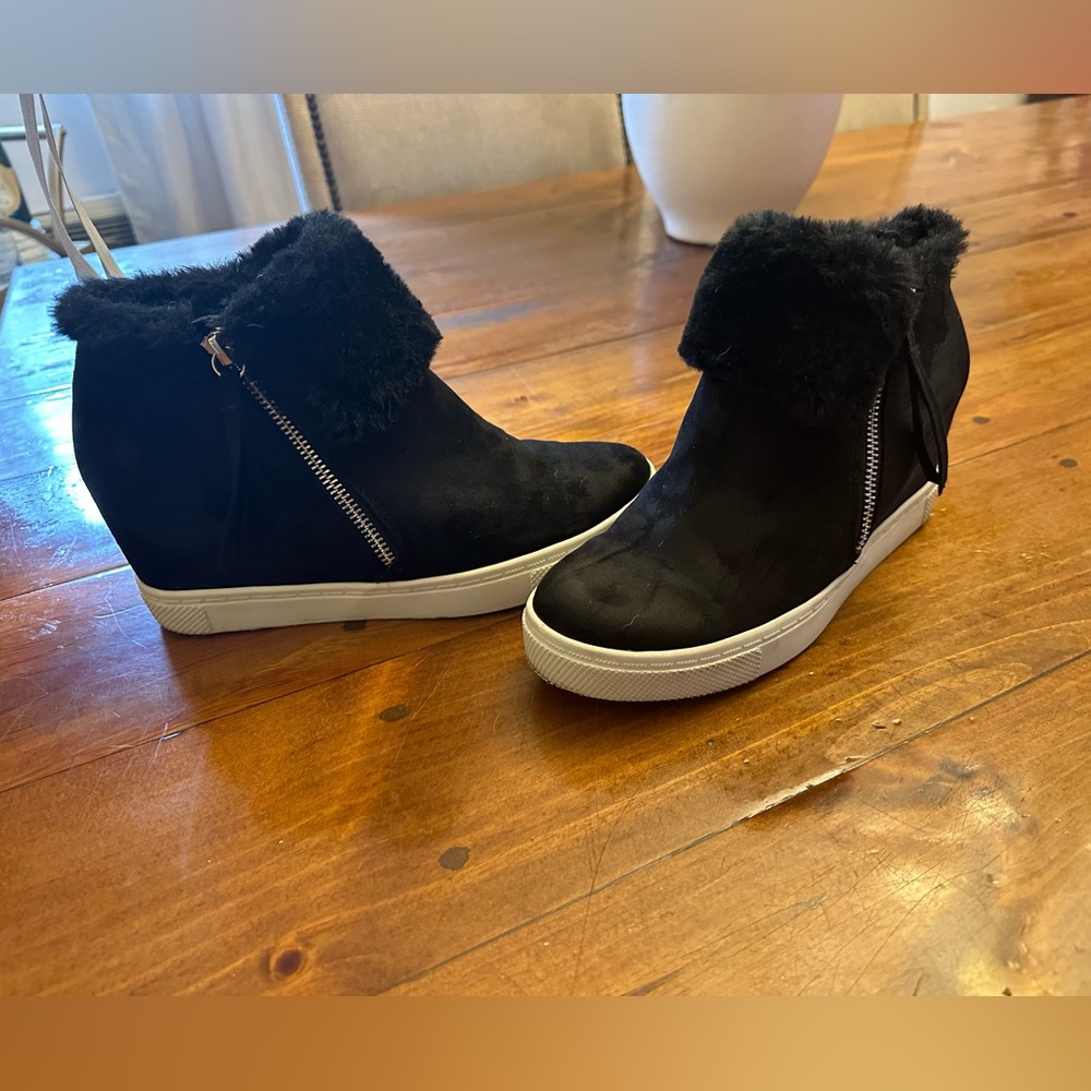 Women’s Wedge Fur Boots Pre Owned- Size 7.5